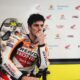 Joan Mir nel box durante il test post Solidarity GP a Barcellona