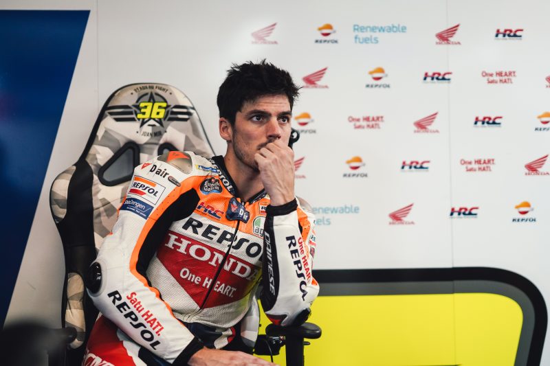 Joan Mir nel box durante il test post Solidarity GP a Barcellona