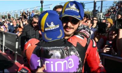 L'abbraccio tra Bagnaia e Martin nel parco chiuso