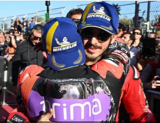 L'abbraccio tra Bagnaia e Martin nel parco chiuso