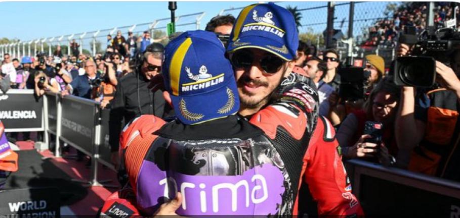 L'abbraccio tra Bagnaia e Martin nel parco chiuso