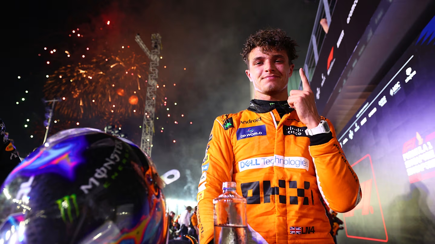 Lando Norris festeggia la vittoria a Singapore 2024