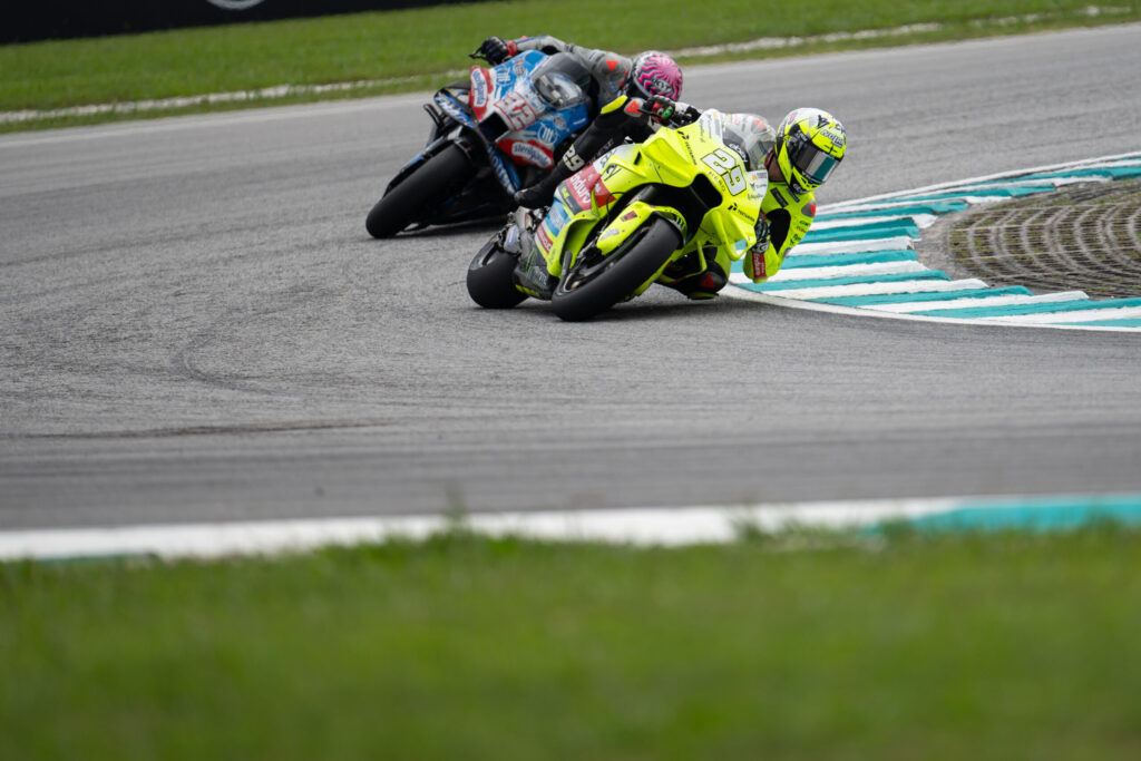 Andrea Iannone davanti a Lorenzo Savadori a Sepang (© vr46racingteam.it)