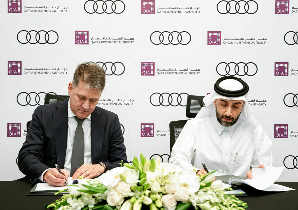 Il momento della firma dell'accordo Audi-QIA (© Audi)