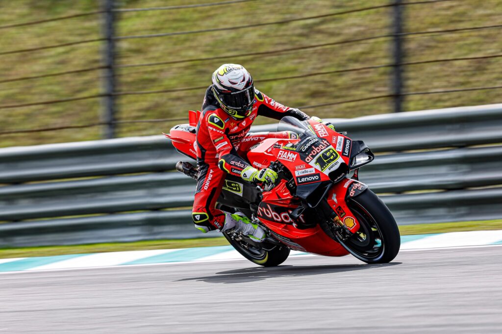 Alvaro Bautista impegnato nel GP Malesia 2023 sulla Ducati Desmosedici (© Ducati Media House)