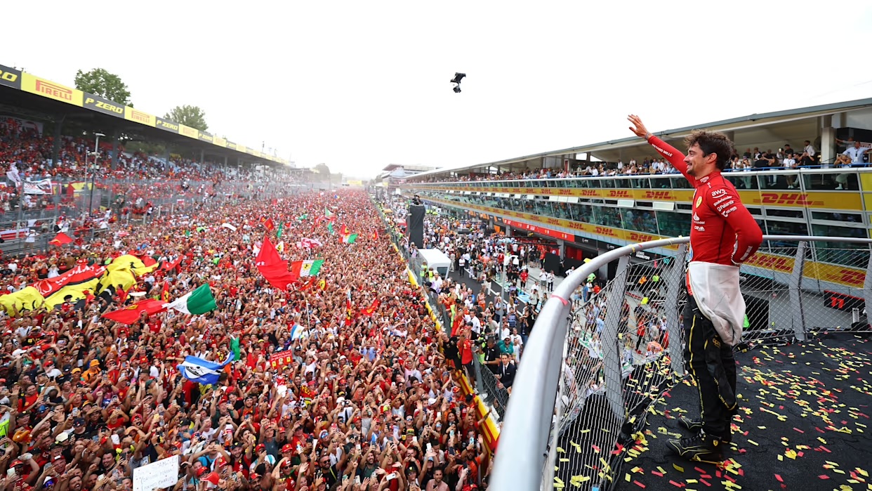 Leclerc davanti al tripudio del pubblico di Monza (© F1.com)