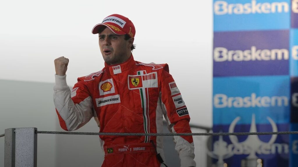 Il sofferto festeggiamento di Felipe Massa per la vittoria nel GP del Brasile 2008, in cui perse il mondiale (© Ferrari)