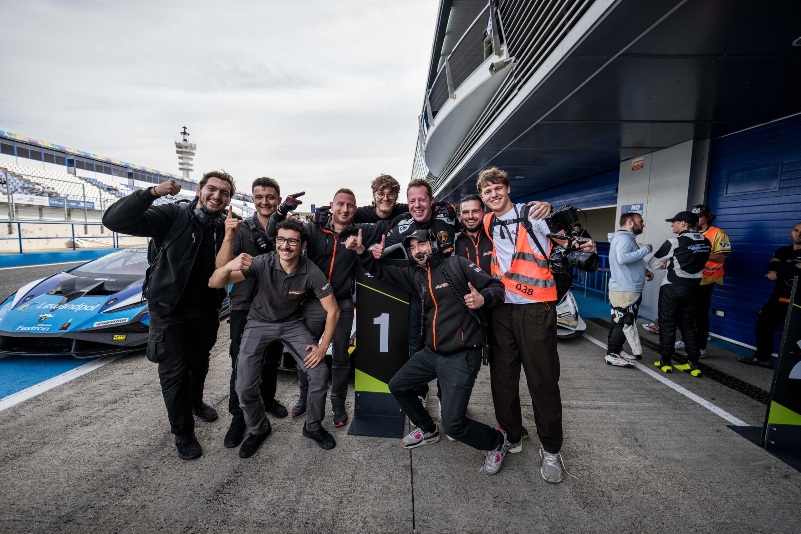 Kuppens vince le Lamborghini World Finals al termine di Gara 2 AM-LC (© Lamborghini)