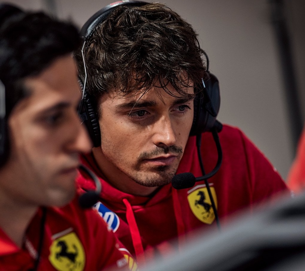 Leclerc in briefing (© x.com Scuderia Ferrari)