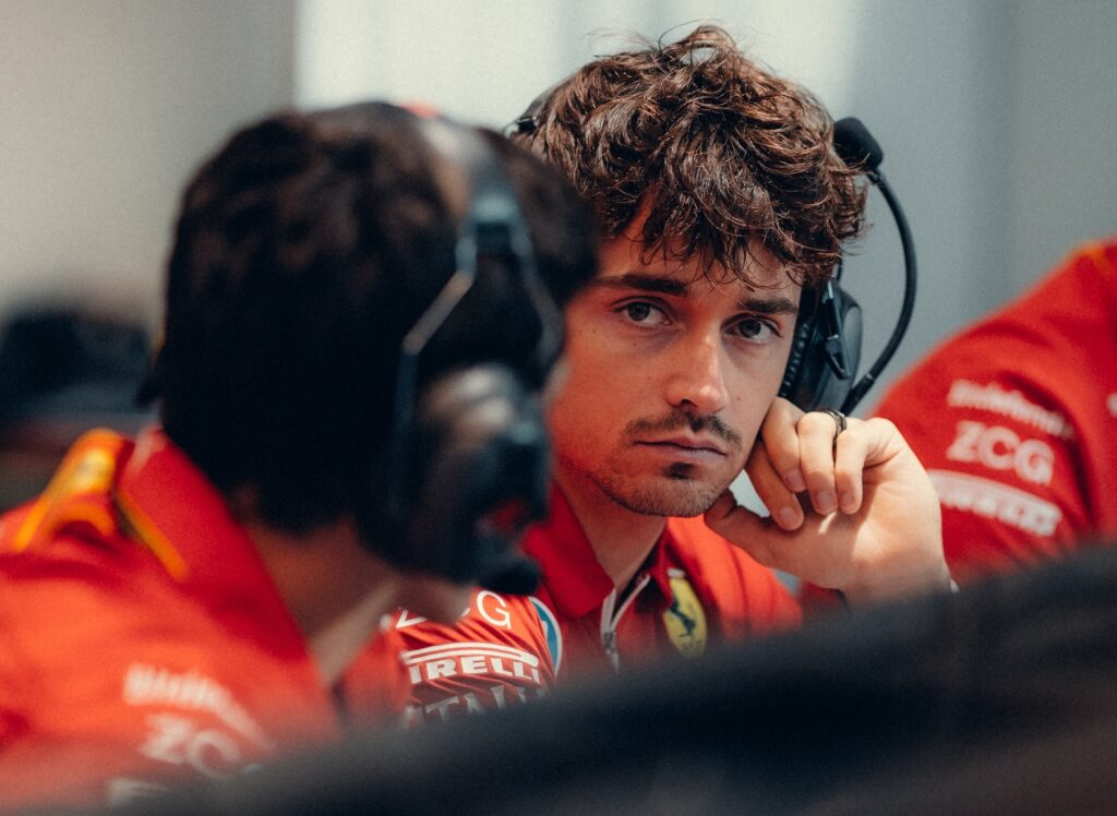 Leclerc in un briefing prima del weekend in Qatar (© x.com Scuderia Ferrari)