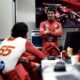 Leclerc e Sainz in zona briefing. Quello dopo il GP di Las Vegas non sarà così tranquillo (© x.com Scuderia Ferrari)