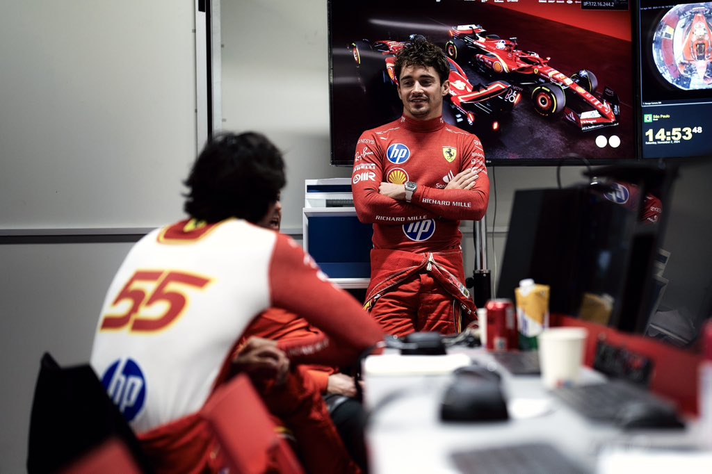 Leclerc e Sainz in zona briefing. Quello dopo il GP di Las Vegas non sarà così tranquillo (© x.com Scuderia Ferrari)