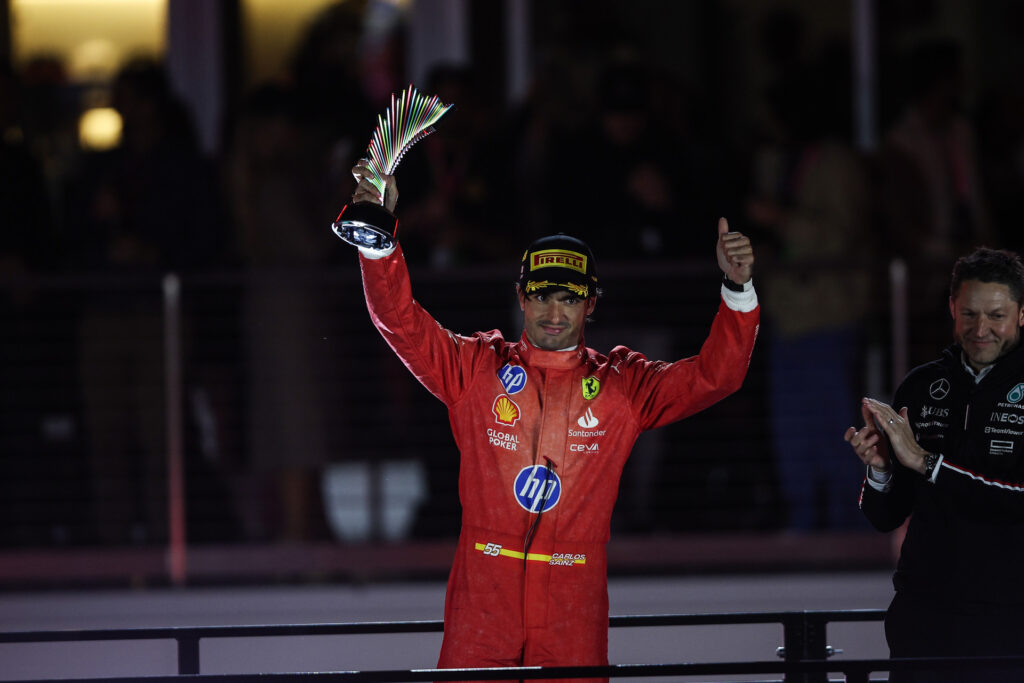 Sainz sul podio di Las Vegas 2024 (© x.com Scuderia Ferrari)