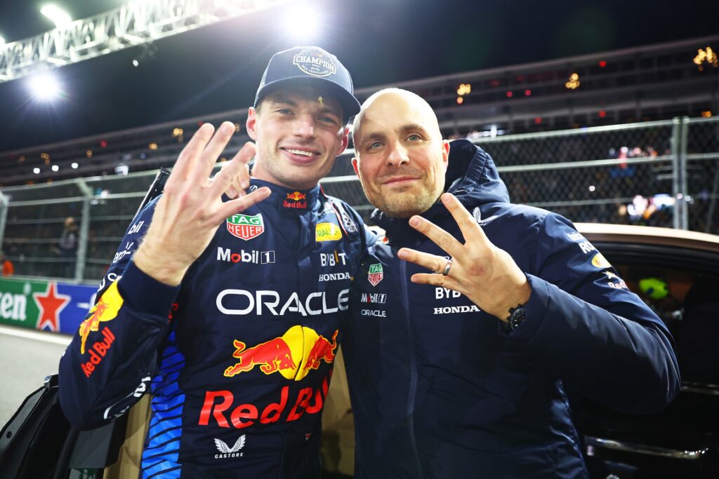 Verstappen festeggia il titolo insieme al suo ingegnere di pista Gianpiero Lambiase (© Red Bull Content Pool)