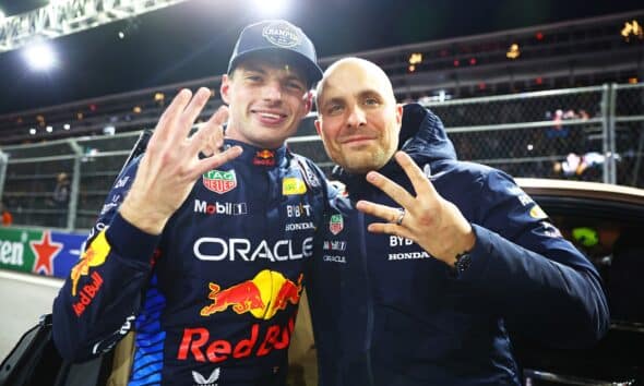 Verstappen festeggia il titolo insieme al suo ingegnere di pista Gianpiero Lambiase (© Red Bull Content Pool)
