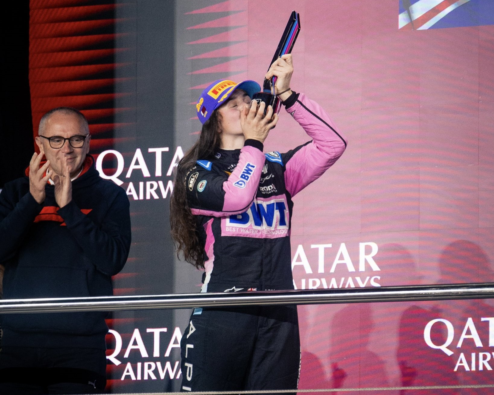 Abbi Pulling sul podio dopo Gara 1 in Qatar 