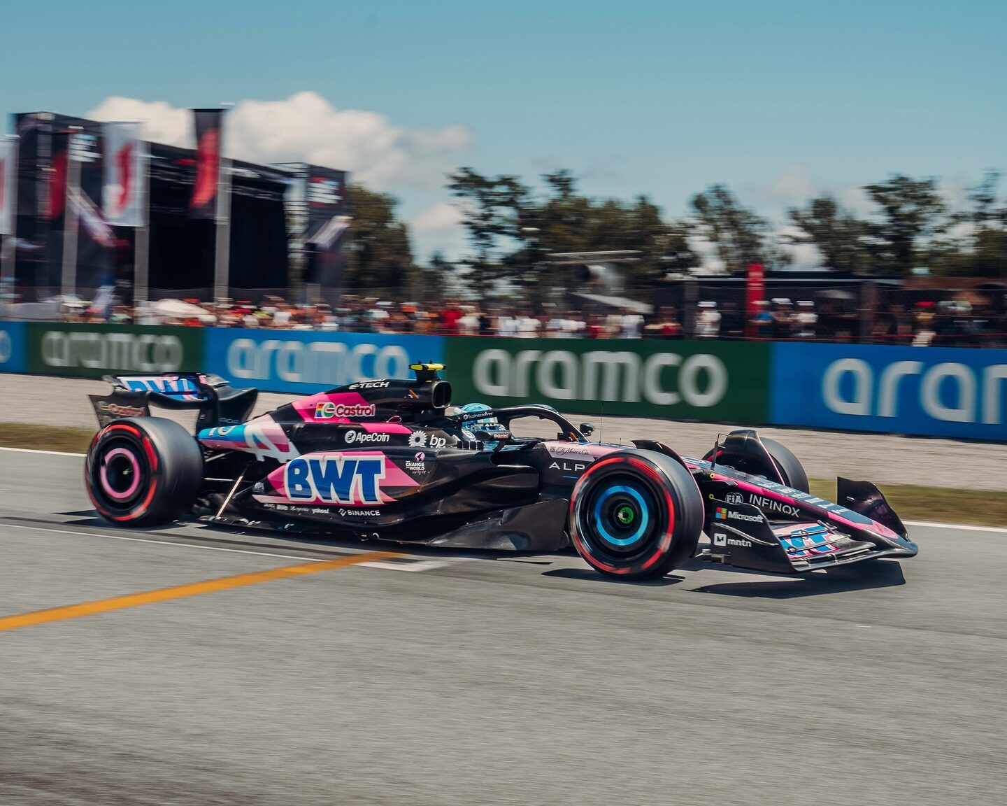 Esteban Ocon in azione con la A524