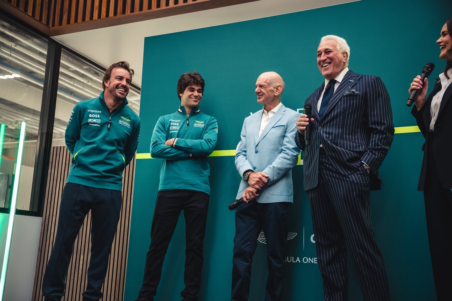 Fernando Alonso, Lance Stroll, Lawrence Stoll, Adrian Newey e Lawrence Stroll alla presentazione per l'ingaggio dell'ingegnere inglese