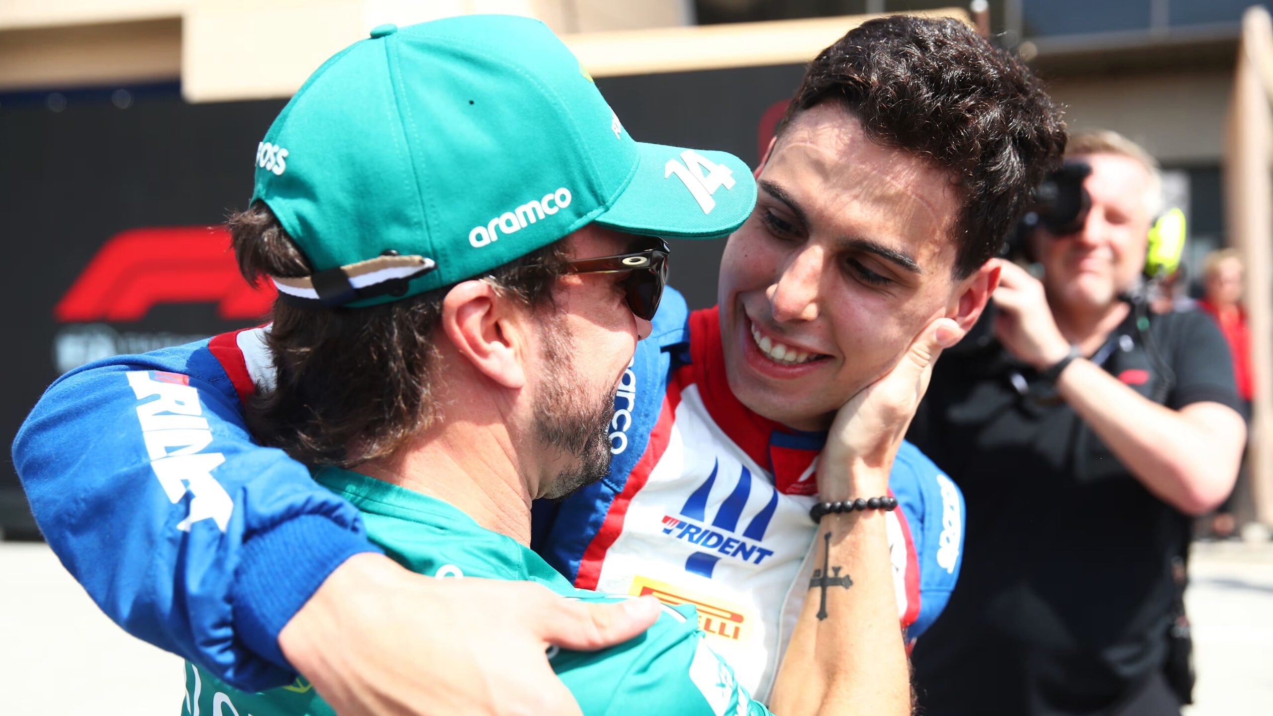 Fernando Alonso con Gabriel Bortoleto durante la sua stagione in F3 