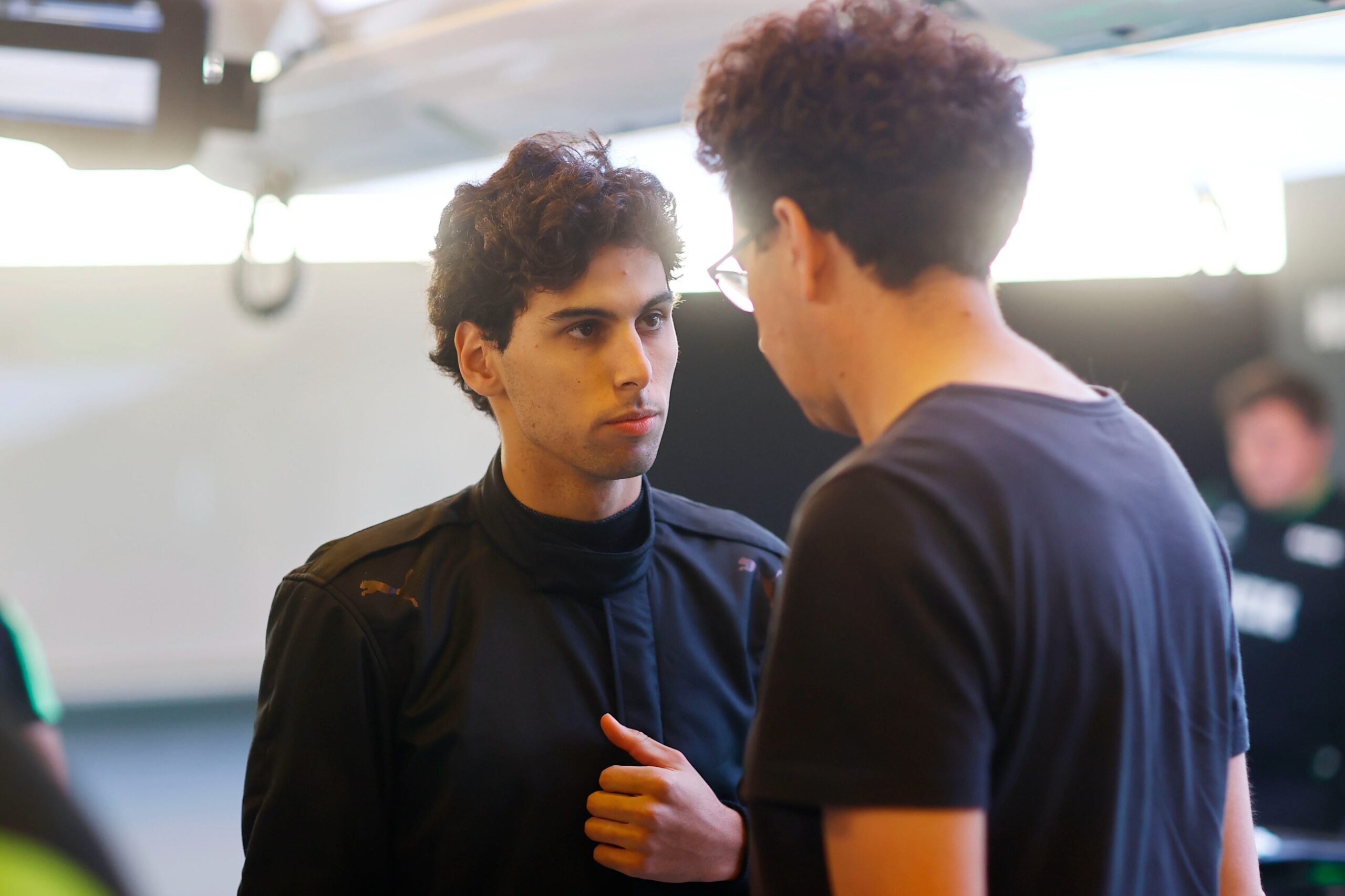 Gabriel Bortoleto con Mattia Binotto il suo primo giorno in Sauber nei test di Abu Dhabi 2024