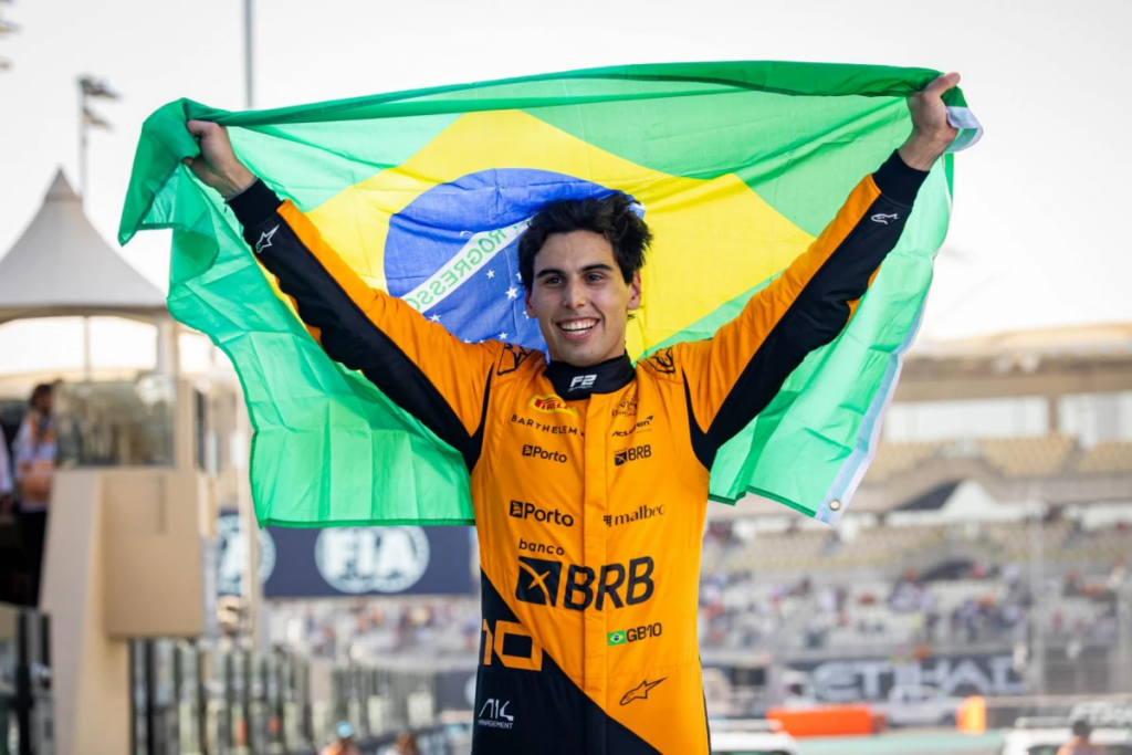 Gabriel Bortoleto festeggia con la bandiera brasiliana dopo la vittoria del titolo F2 ad Abu Dhabi