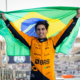 Gabriel Bortoleto festeggia con la bandiera brasiliana dopo la vittoria del titolo F2 ad Abu Dhabi