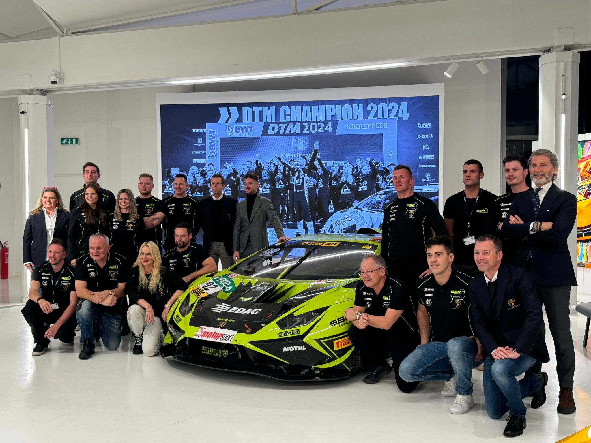 La consegna della Lamborghini vincitrice del DTM 2024 al Museo Lamborghini (© 1000 Cuori Motori)