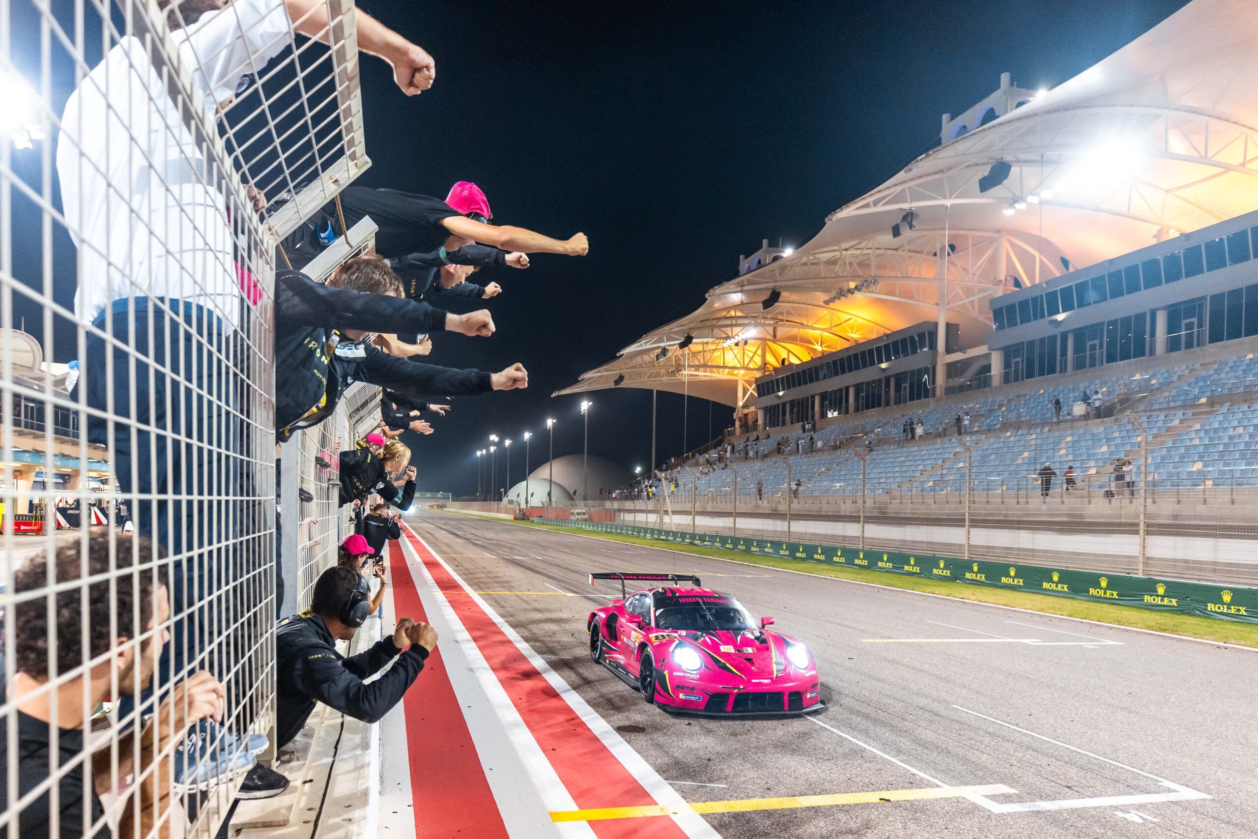 Le Iron Dames festeggiano la prima vittoria assoluta nel WEC 2023 insieme a Porsche