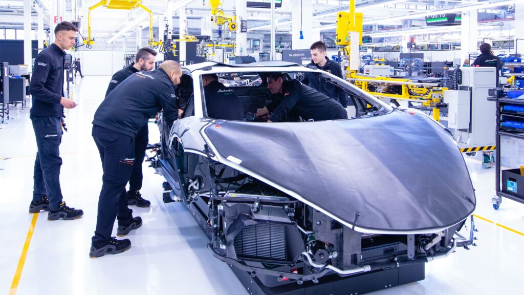 Come viene costruita una Lamborghini? Ecco una fase dell'assemblaggio (© Lamborghini)