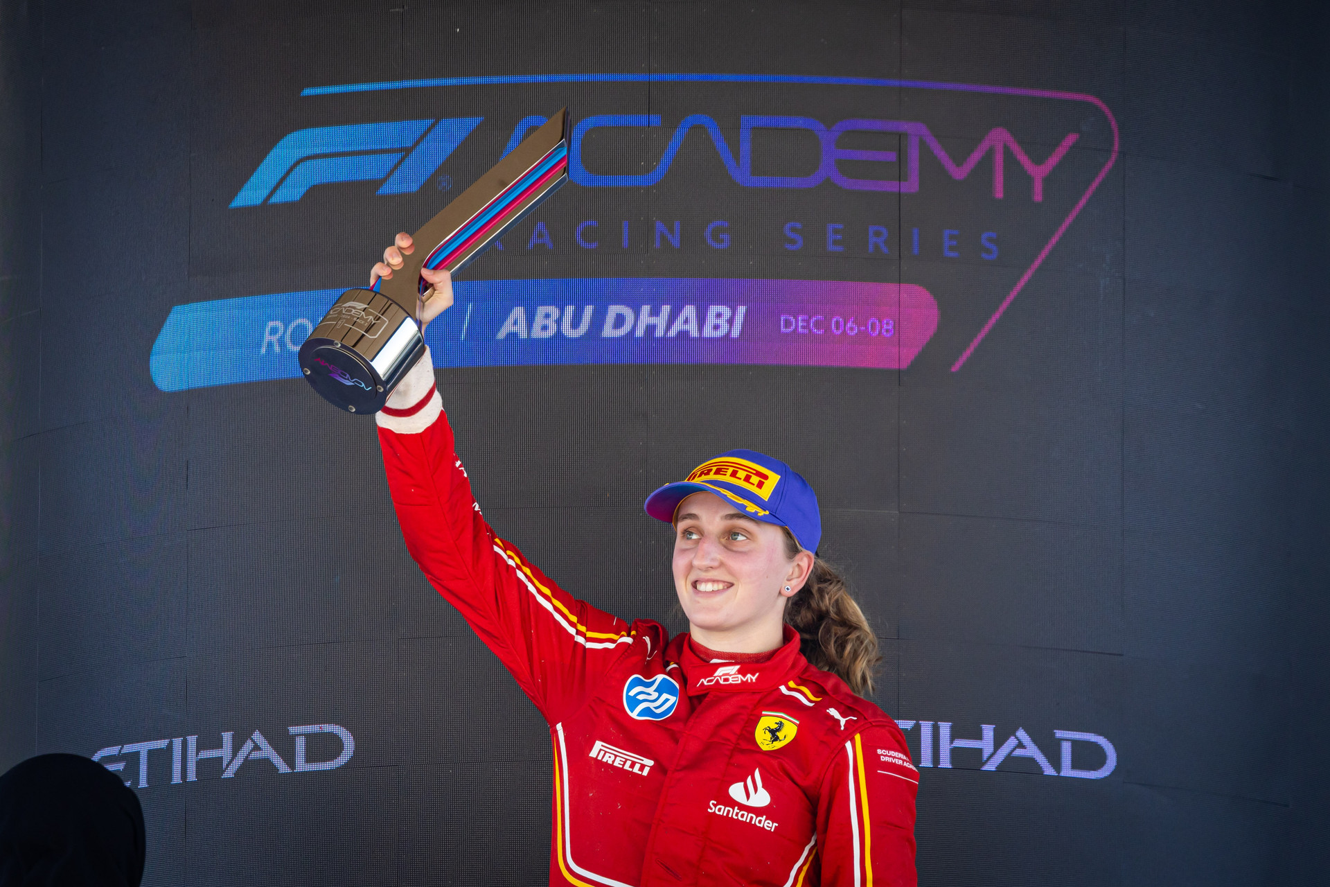 Maya Weug festeggia la vittoria ad Abu Dhabi nella F1 Academy