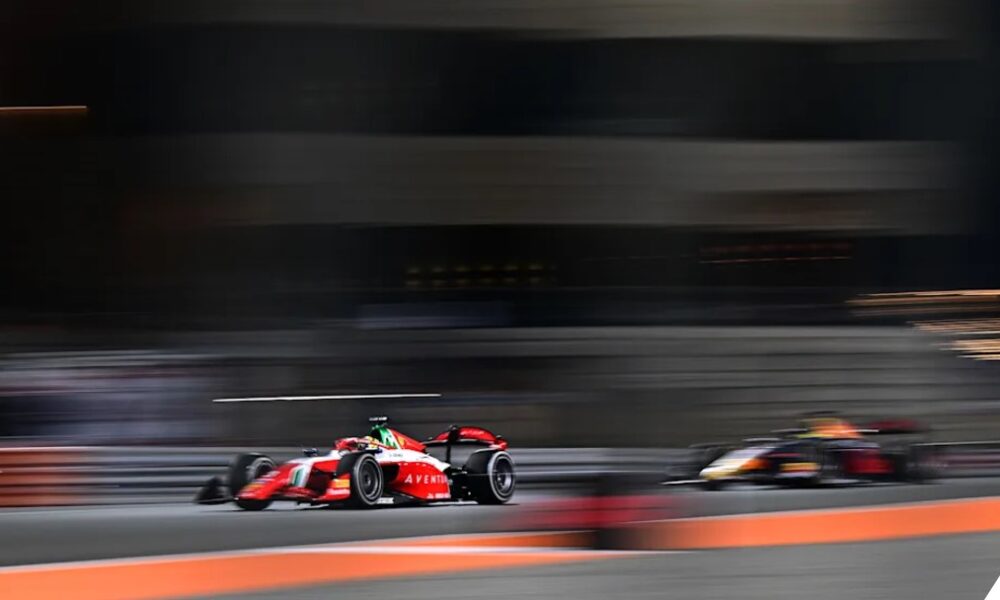 Oliver Bearman in lotta con Hadjar per la vittoria della Sprint Race di F2 in qatar