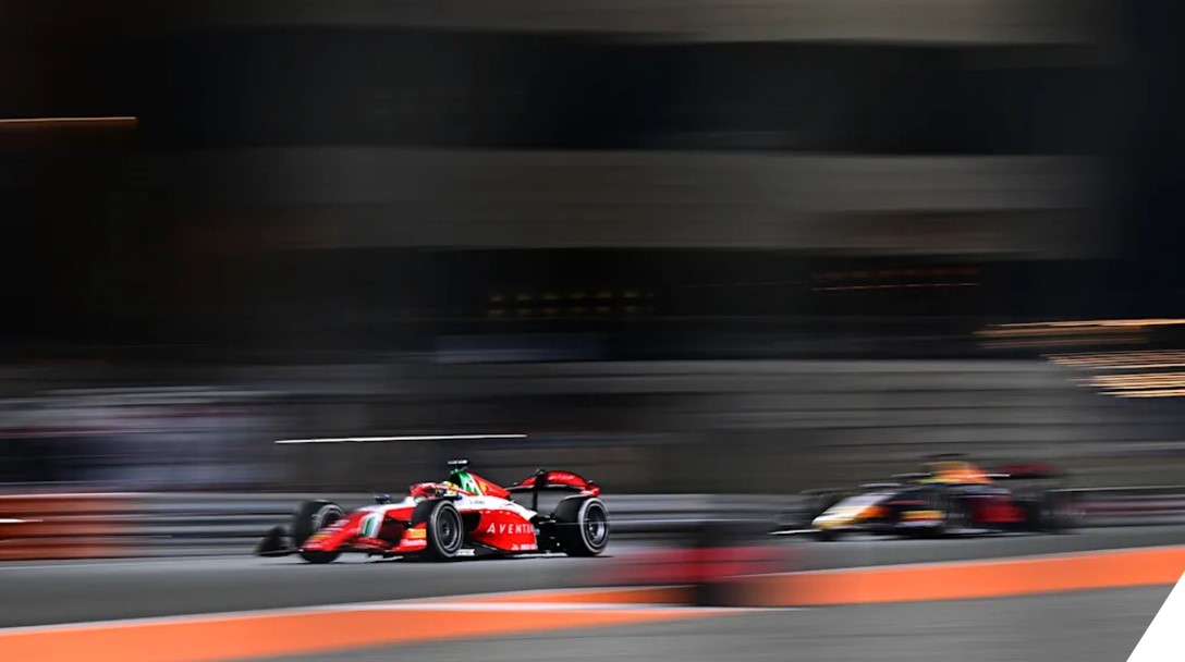 Oliver Bearman in lotta con Hadjar per la vittoria della Sprint Race di F2 in qatar