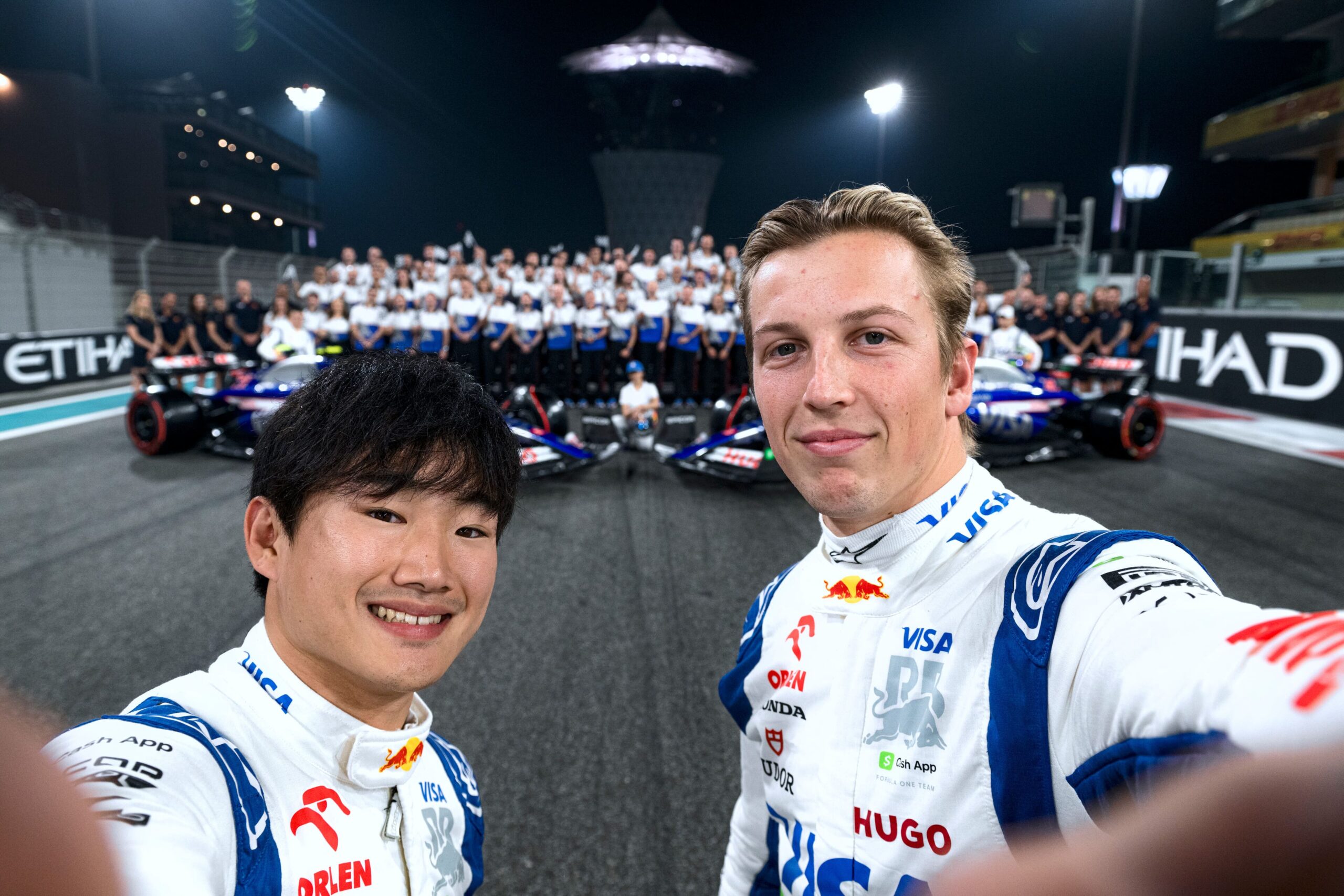 Yuki Tsunoda e Liam Lawson al termine della stagione 2024 ad Abu Dhabi