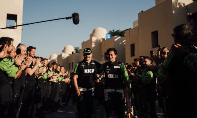 Valtteri Bottaz e Zhou Guanyu salutano il team prima della loro ultima gara insieme in Sauber