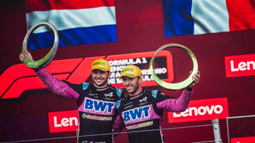 Esteban Ocon e Pierre Gasly sul podio in Brasile nel 2024 (© Alpine)