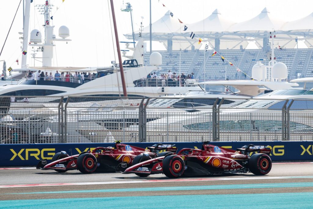 Arthur e Charles Leclerc nelle FP1 ad Abu Dhabi (© x.com Scuderia Ferrari)