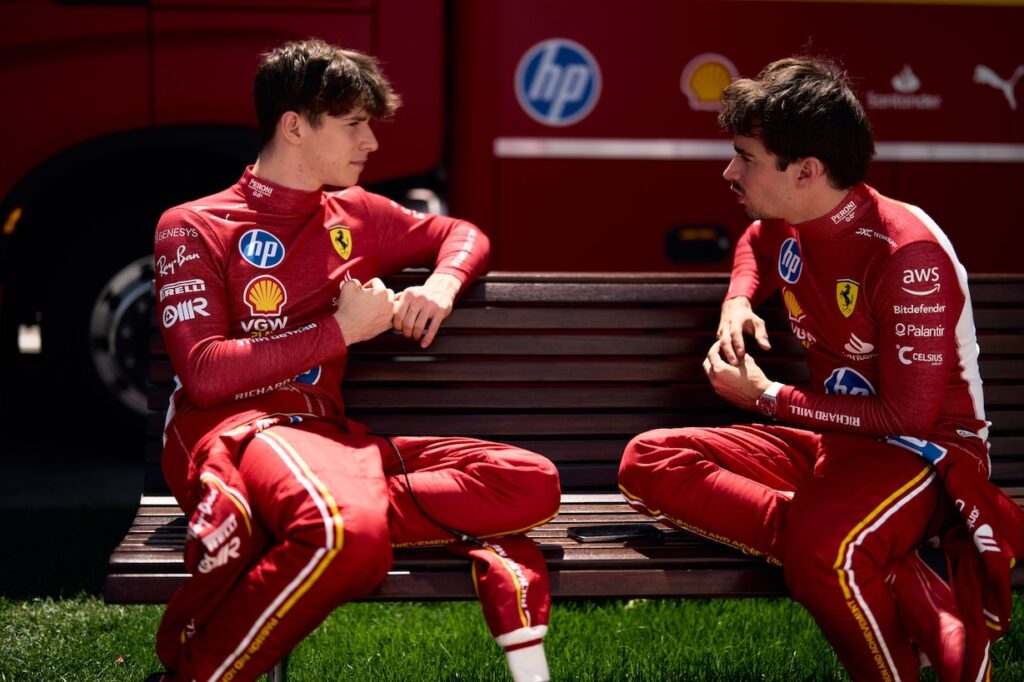 Arthur e Charles Leclerc (© x.com Scuderia Ferrari)