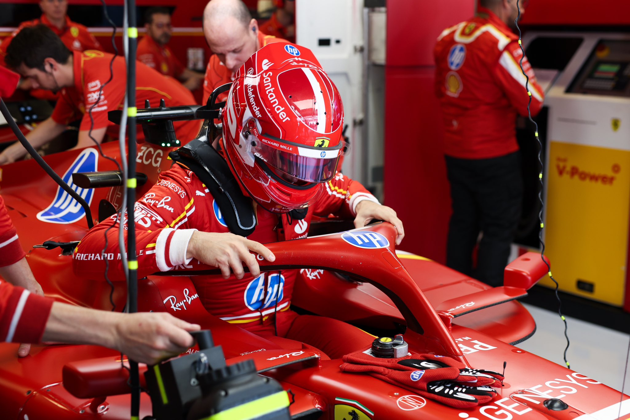 Leclerc è stato penalizzato di dieci posizioni in griglia ad Abu Dhabi (© x.com Scuderia Ferrari)