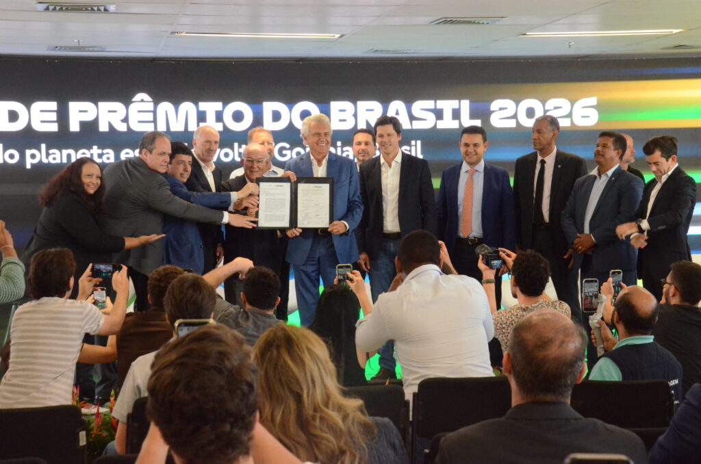 Il momento dopo la firma del contratto per la MotoGP in Brasile dal 2026 (© https://goias.gov.br/)