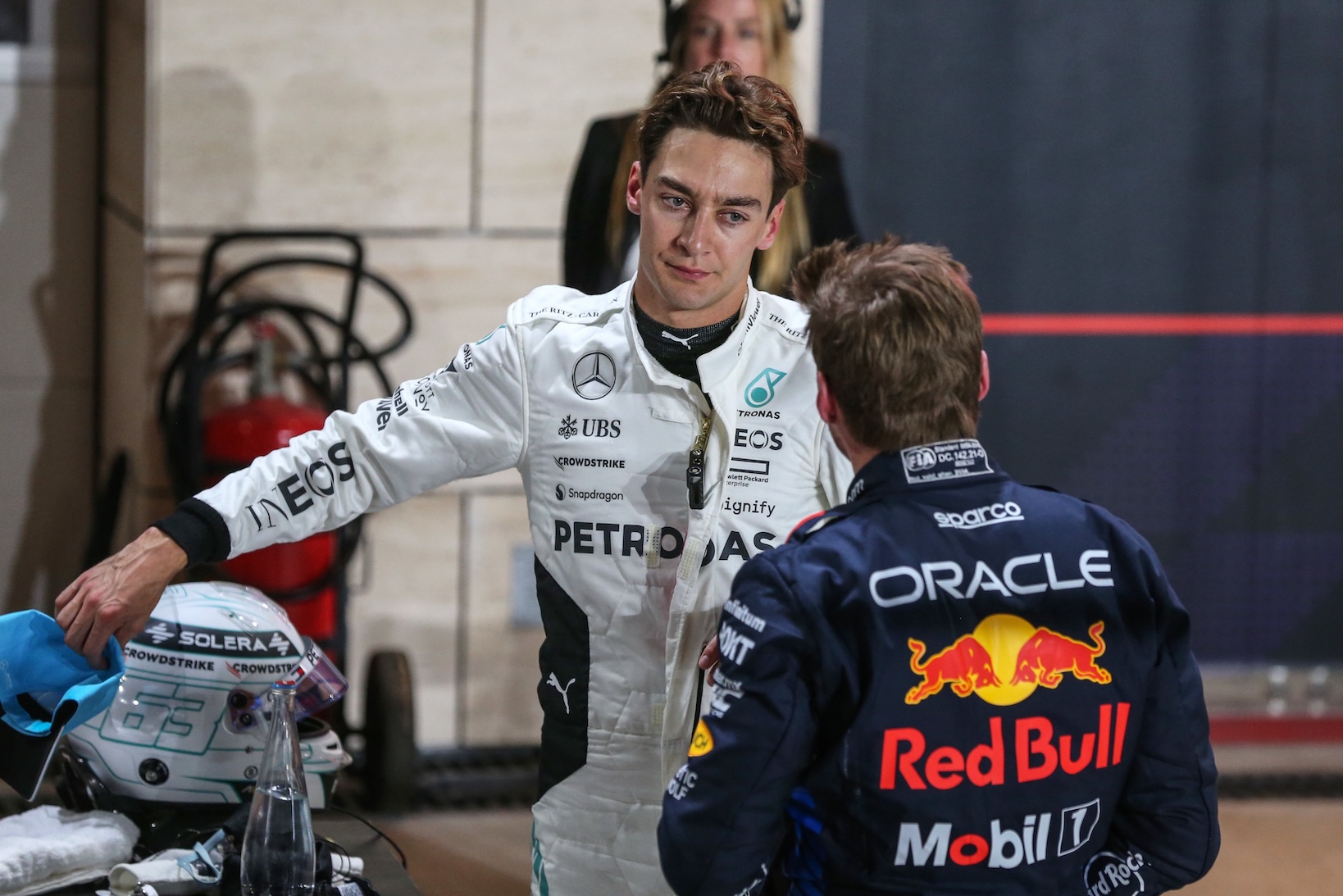 George Russell parla con Max Verstappen dopo le qualifiche in Qatar (© x.com F1)