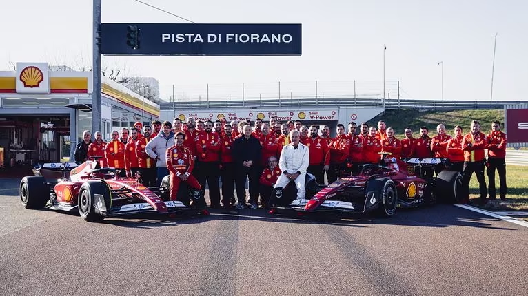 La foto ricordo con i due Sainz e le due SF-75 (© Scuderia Ferrari)