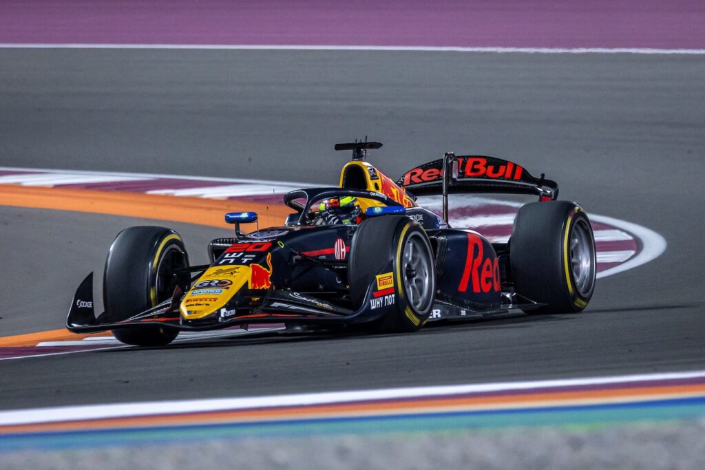 Hadjar in Qatar nella penultima gara F2 (© Red Bull Content Pool)