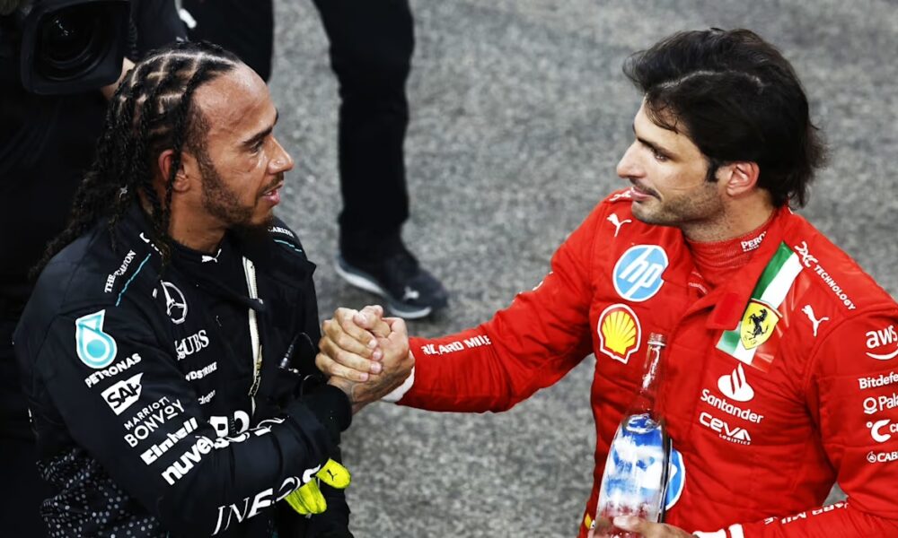 Hamilton e Carlos Sainz Jr, che a inizio anno non si aspettava il mancato rinnovo con Ferrari (© F1.com)