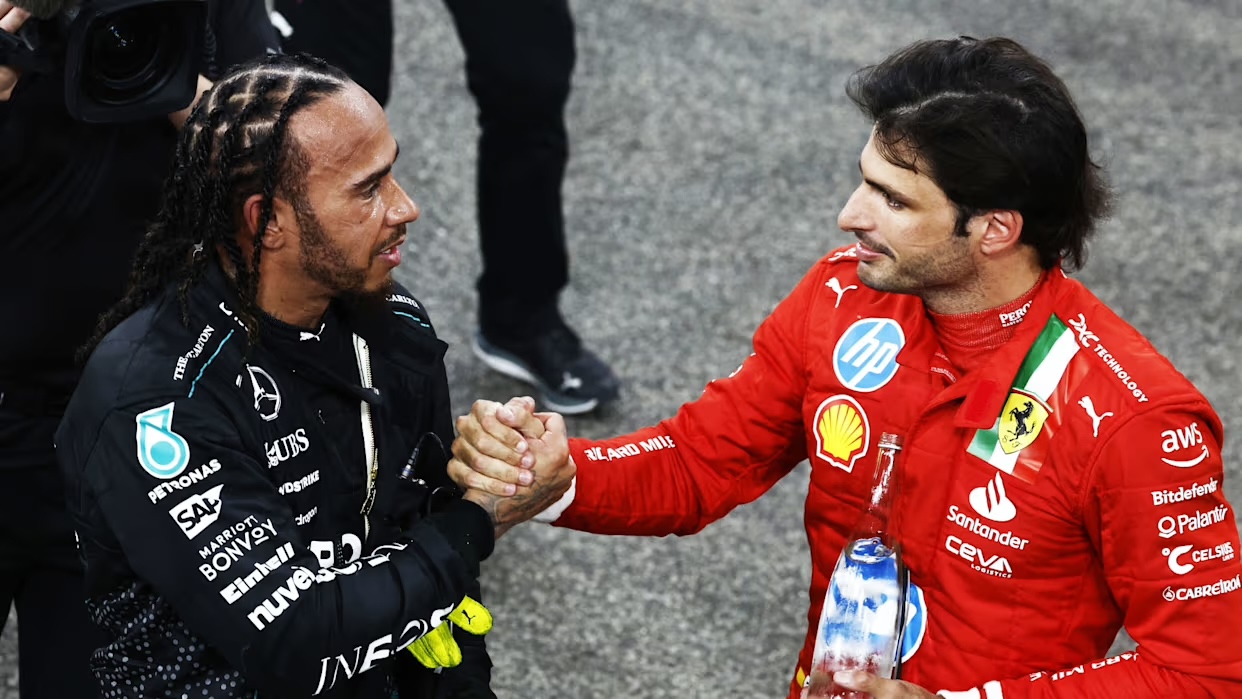 Hamilton e Carlos Sainz Jr, che a inizio anno non si aspettava il mancato rinnovo con Ferrari (© F1.com)