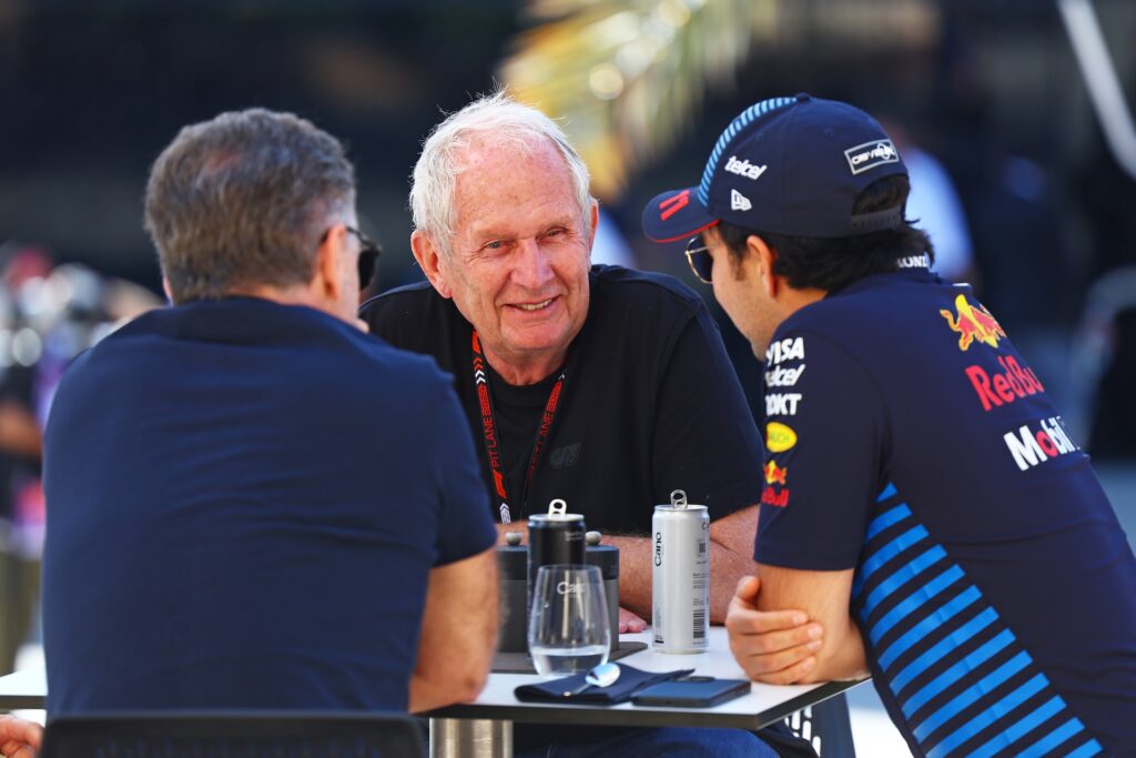 Marko a colloquio con Perez e, di spalle, Chris Horner (© Red Bull Content Pool)