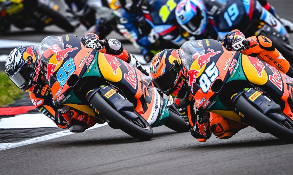 Due KTM impegnate nel mondiale Moto3 (© Red Bull Content Pool)