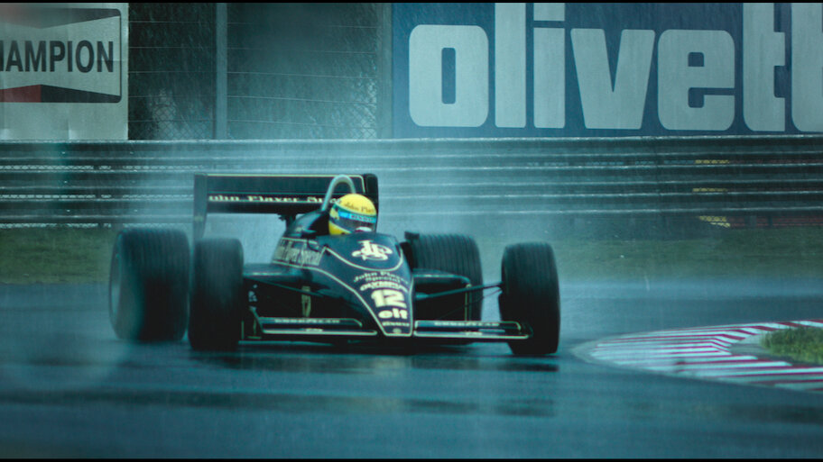 Senna sulla Lotus a Estoril '85, nella serie Netflix (© Netflix)