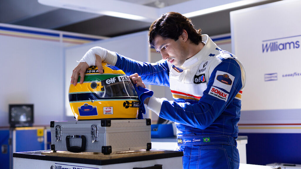 Senna-Gabriel Leone pulisce il suo casco nel box Williams (© Netflix)