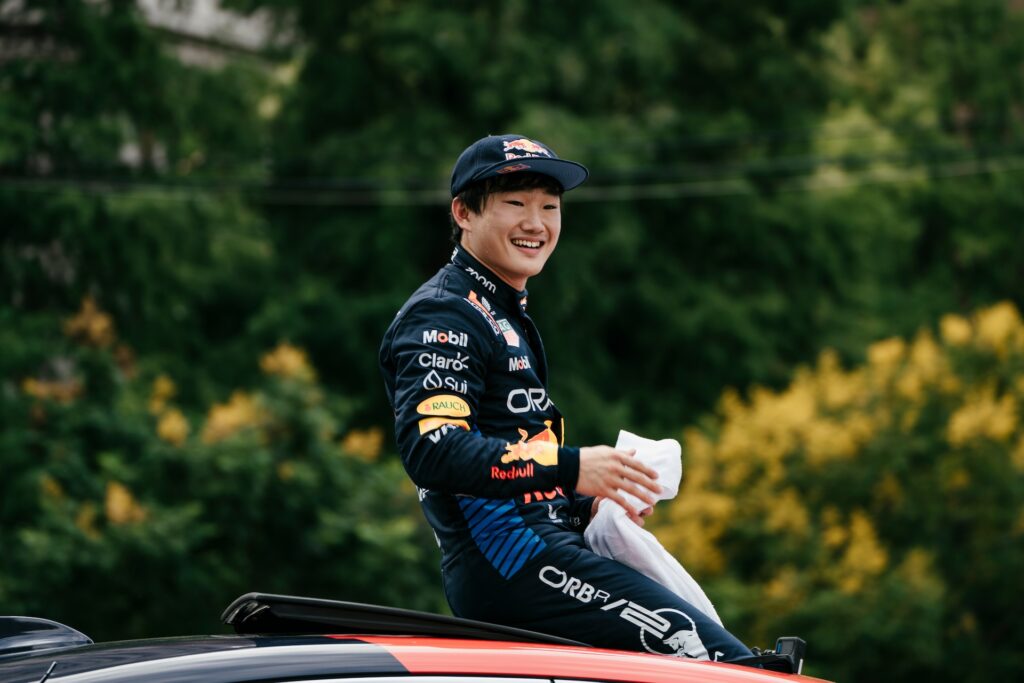 Tsunoda in tuta Red Bull durante un evento promozionale (© Red Bull Content Pool)