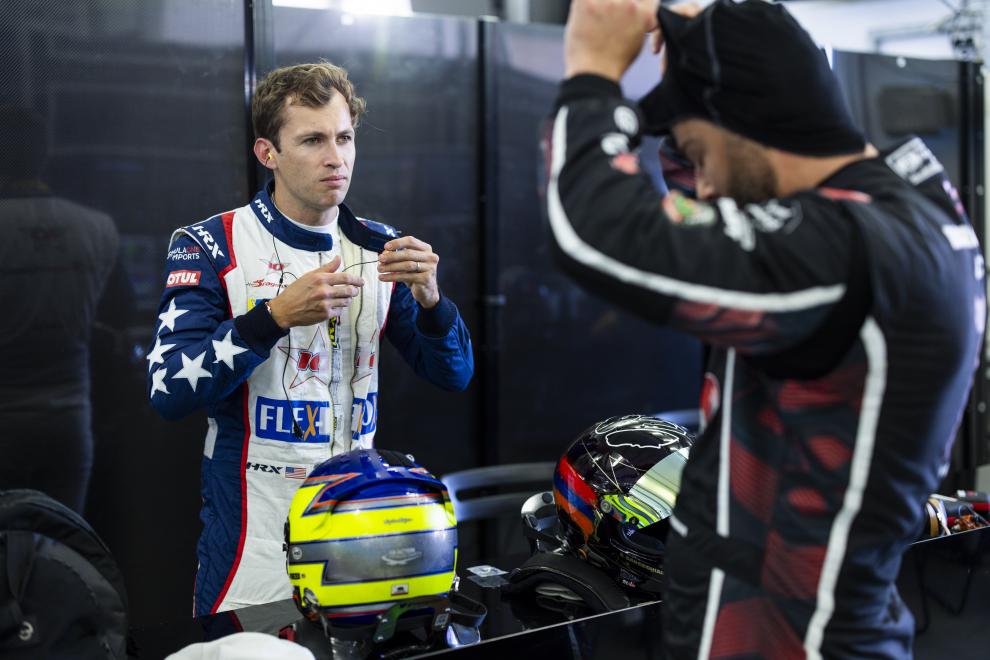 Menezes ai rookie test mentre parla con lo YouTuber Barseghian, di spalle (© WEC)